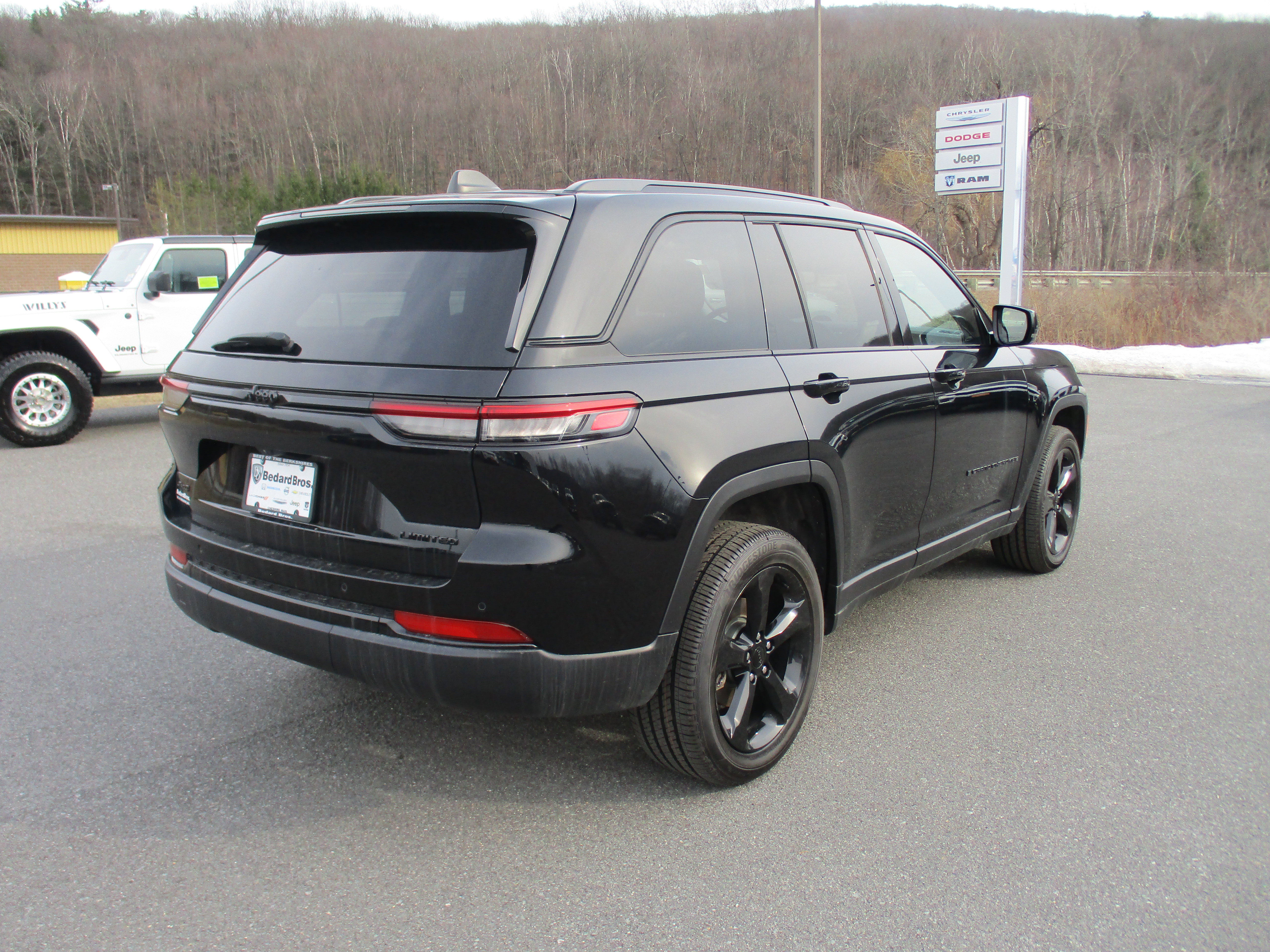 Certified 2023 Jeep Grand Cherokee Limited w/ Black Appearance Package AWD/4WD image 5