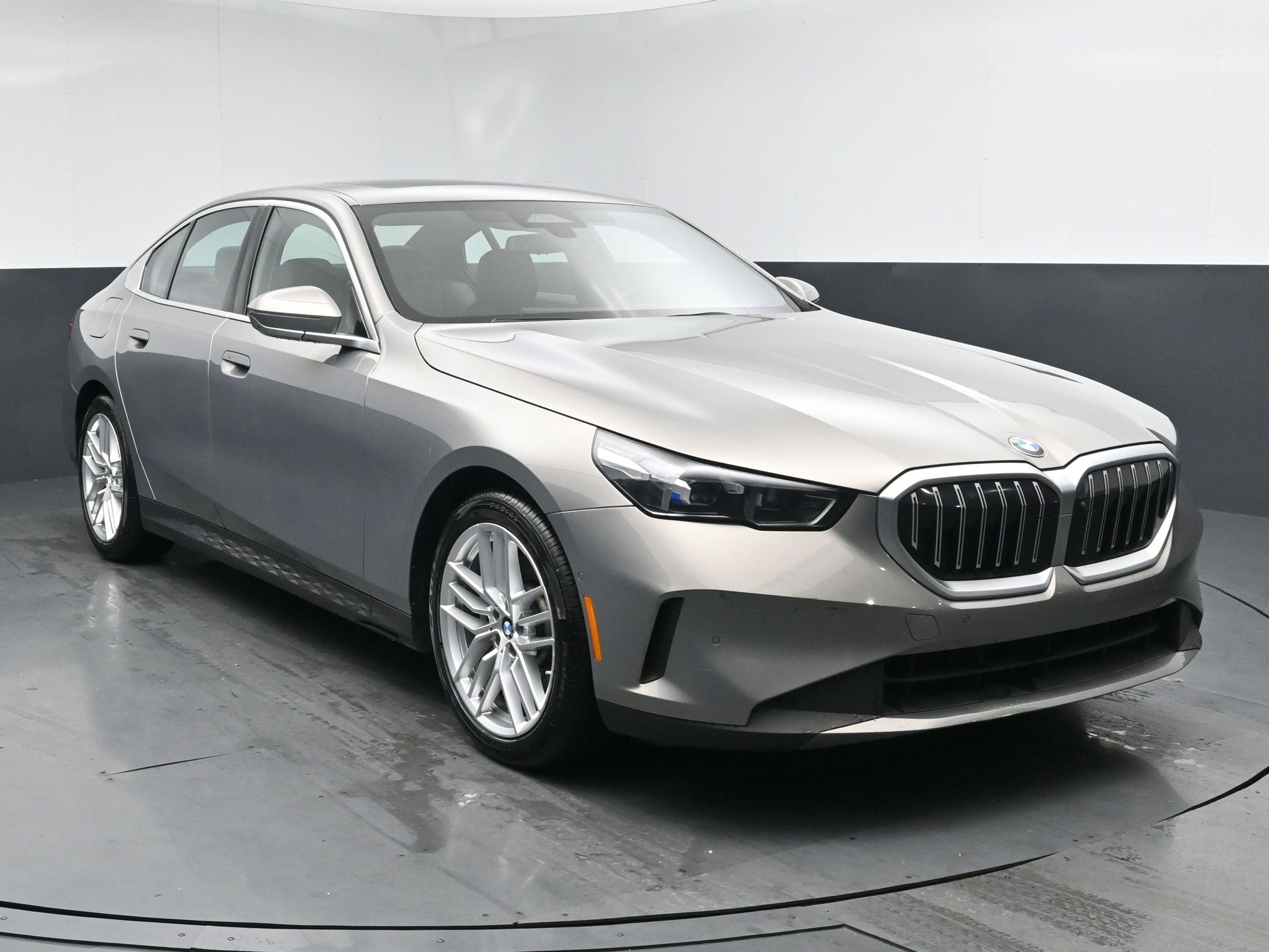 Used 2024 BMW 530i xDrive image 2
