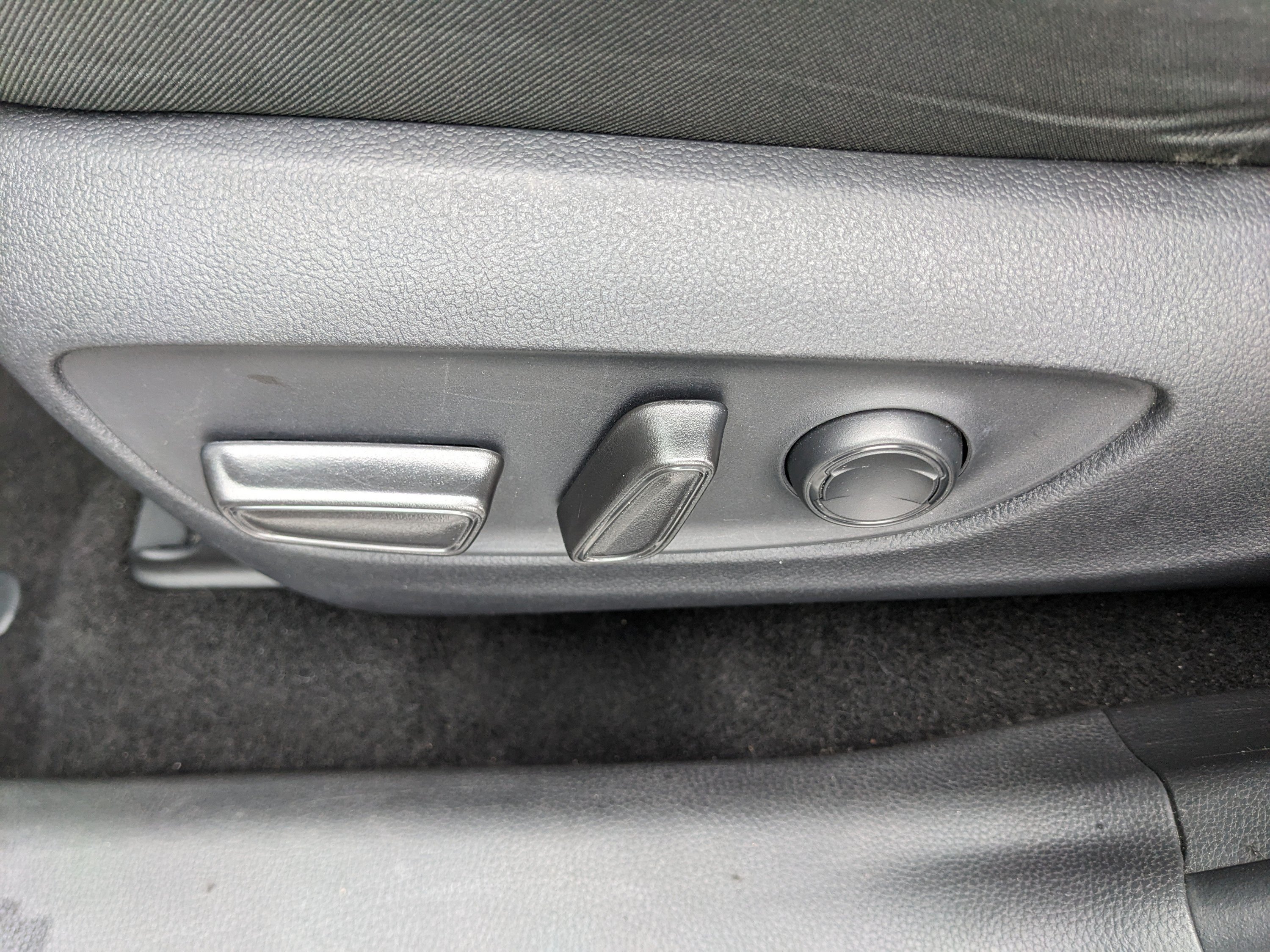 Used 2025 Toyota RAV4 XLE FWD image 21