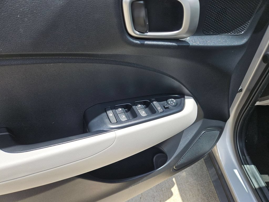 Used 2025 Hyundai Venue SEL FWD image 15