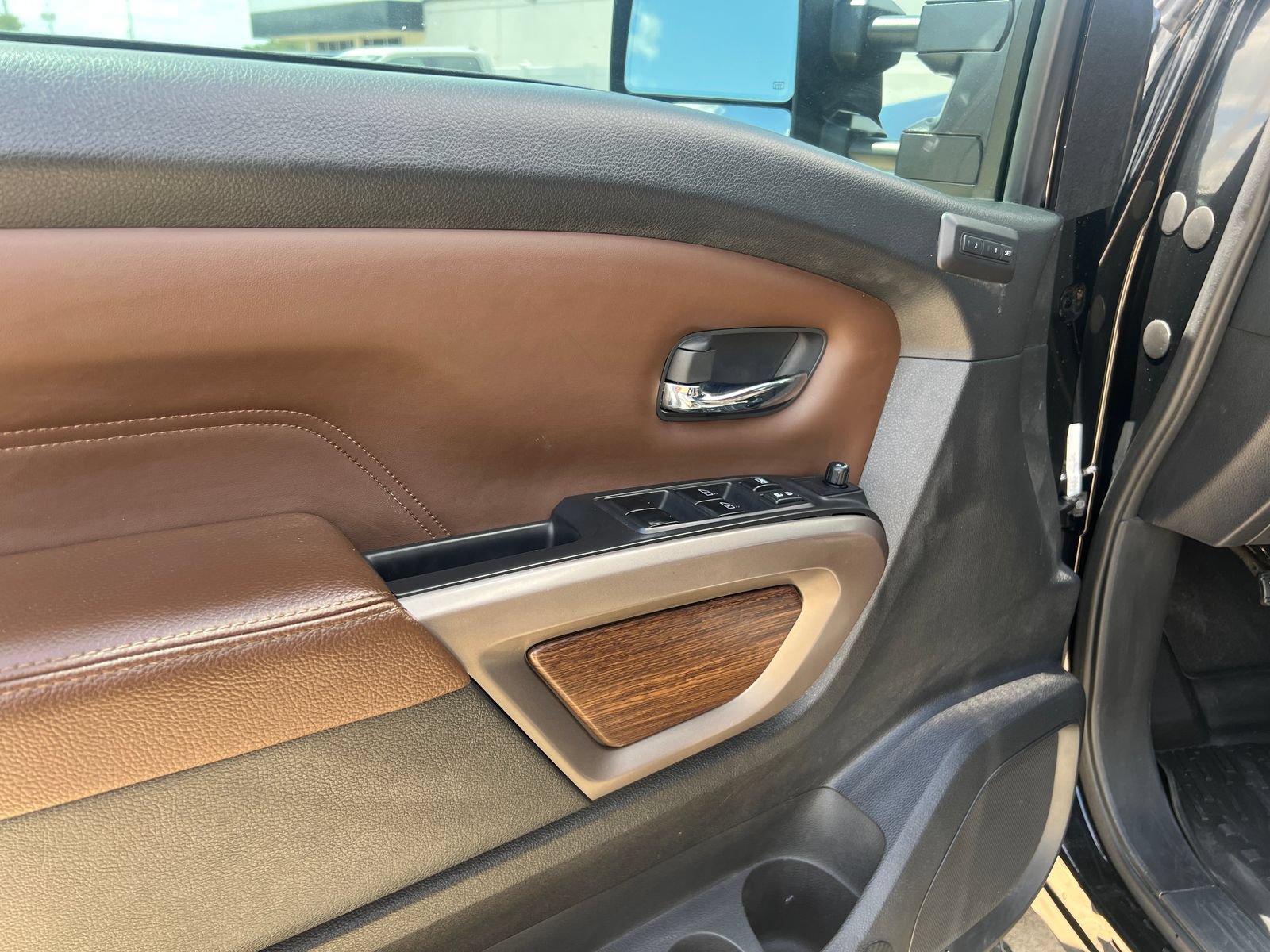 Used 2022 Nissan Titan Platinum Reserve w/ Moonroof Package AWD/4WD image 34