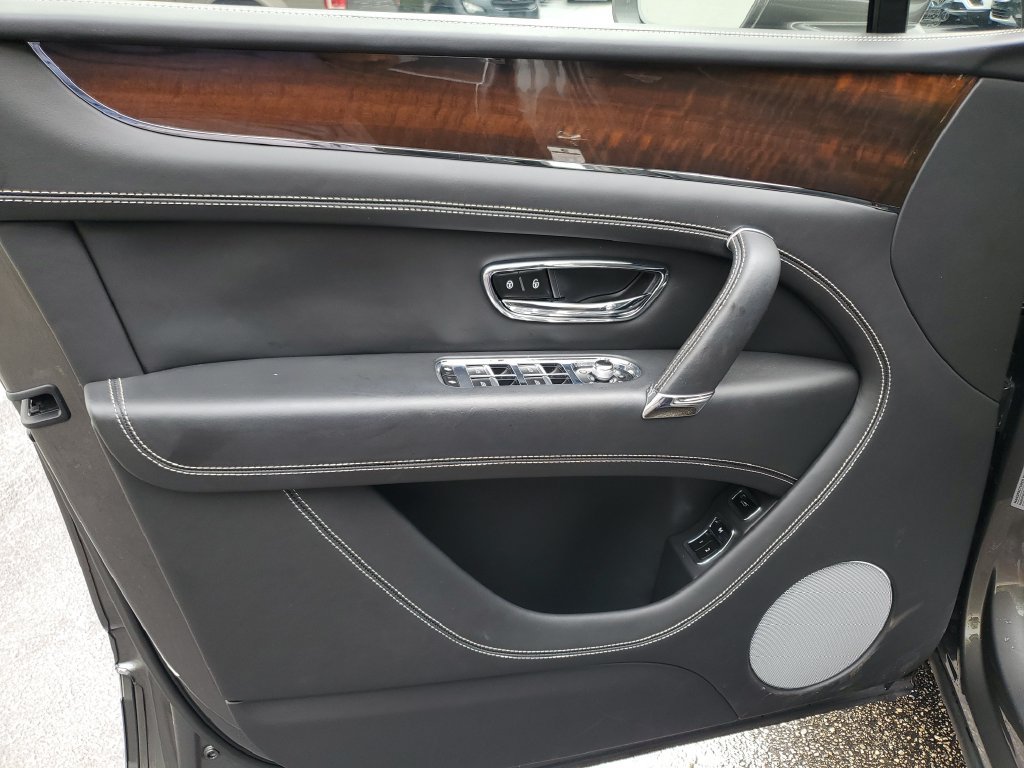 Used 2018 Bentley Bentayga AWD/4WD image 18