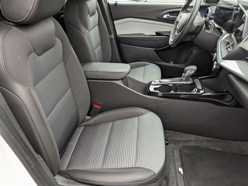 Used 2025 Chevrolet Trax LT w/ LT Convenience Package image 32