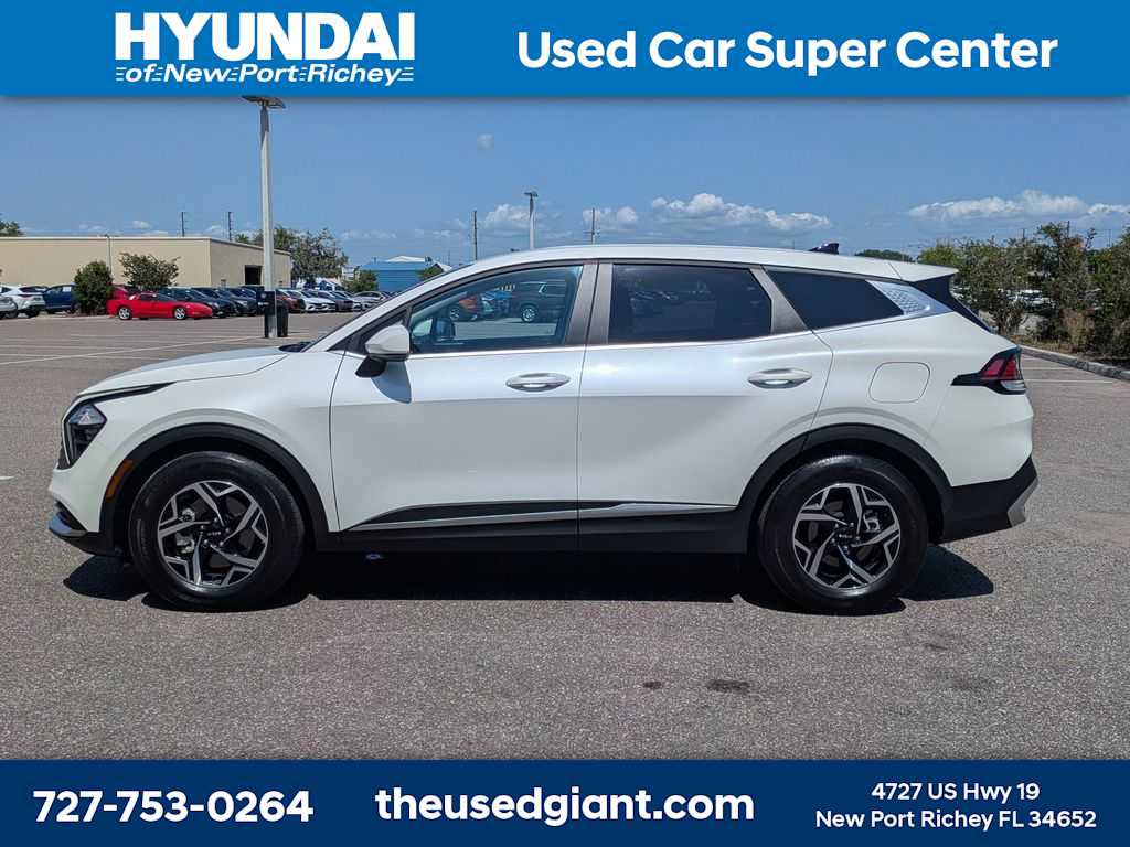 Used 2023 Kia Sportage LX FWD image 2