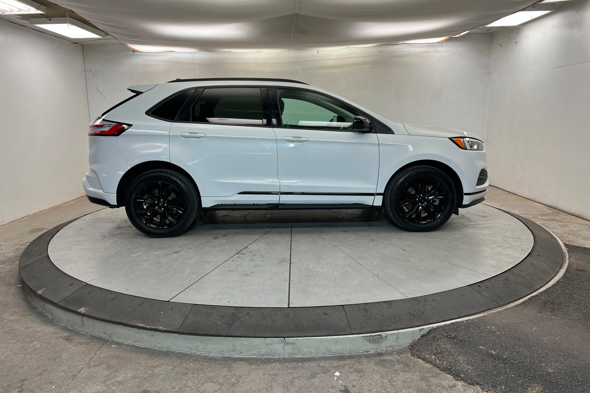 Used 2022 Ford Edge SE w/ Black Appearance Package image 6