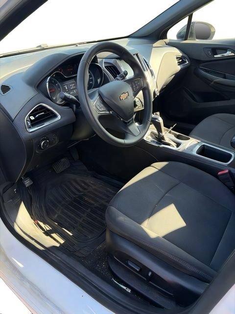 Used 2018 Chevrolet Cruze LT w/ Convenience Package FWD image 8