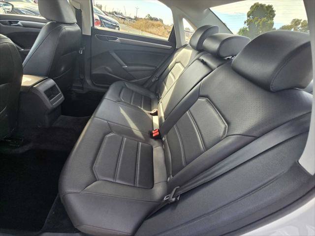 Used 2018 Volkswagen Passat 2.0T R-Line w/ R-Line Lighting Package FWD image 17