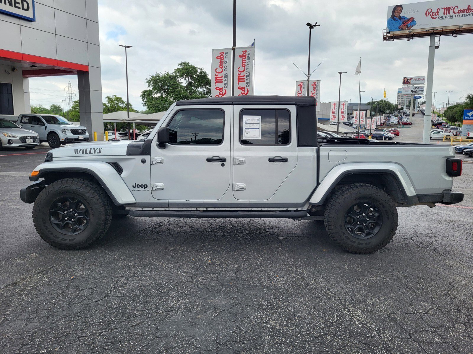 Used 2023 Jeep Gladiator Willys AWD/4WD image 7