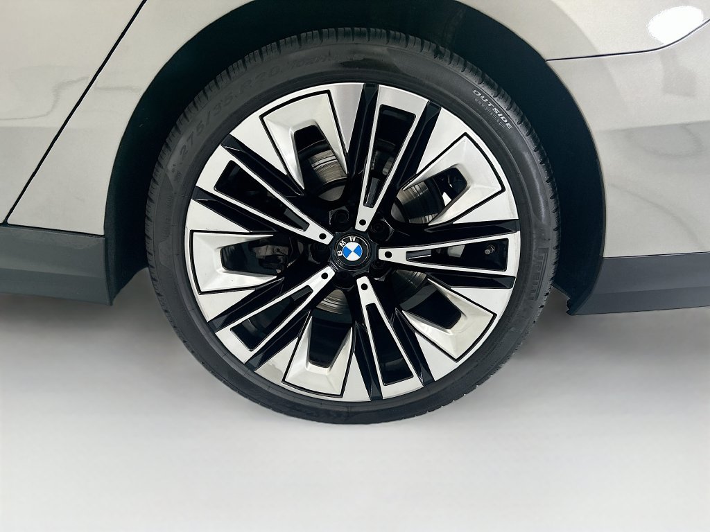 Used 2025 BMW 530i w/ Premium Package RWD image 31