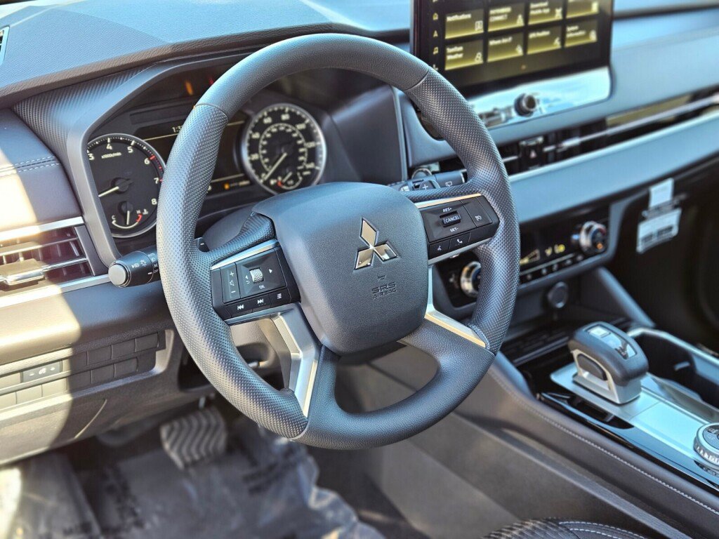 New 2025 Mitsubishi Outlander ES image 19