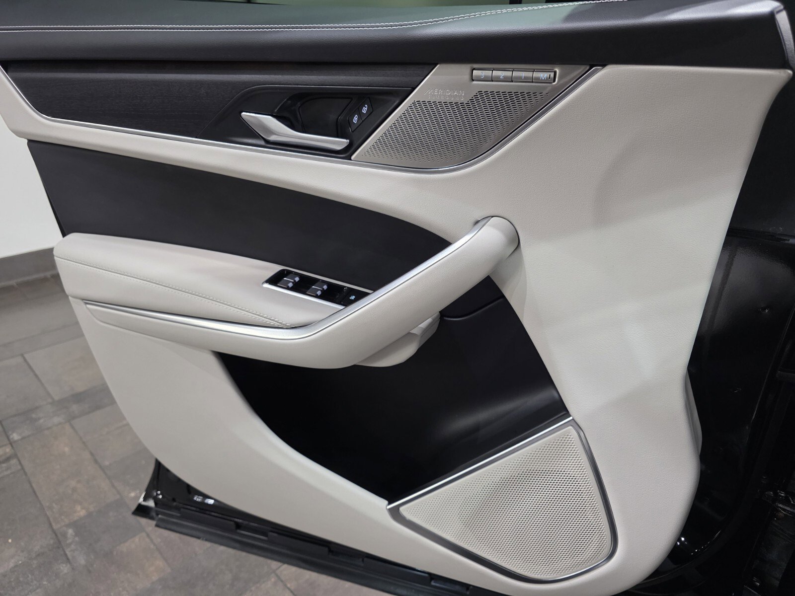 Used 2025 Jaguar F-PACE R-Dynamic S AWD/4WD image 19