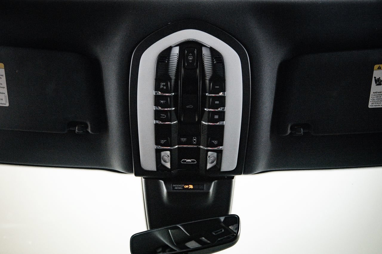Certified 2023 Porsche Macan AWD/4WD image 20