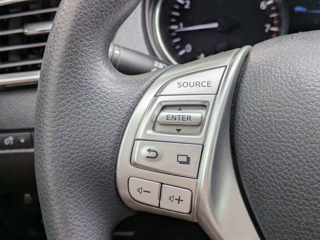 Used 2015 Nissan Rogue S FWD image 24