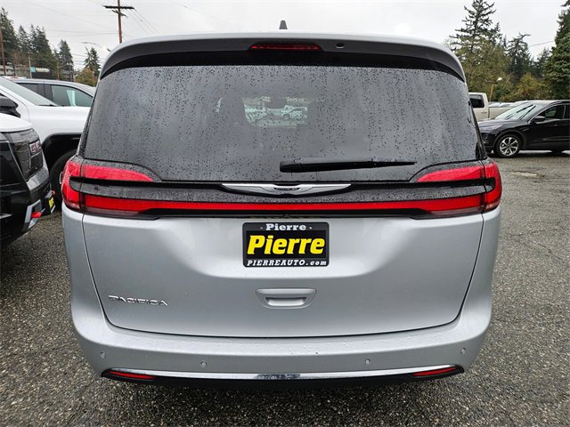 Used 2024 Chrysler Pacifica Touring-L image 5
