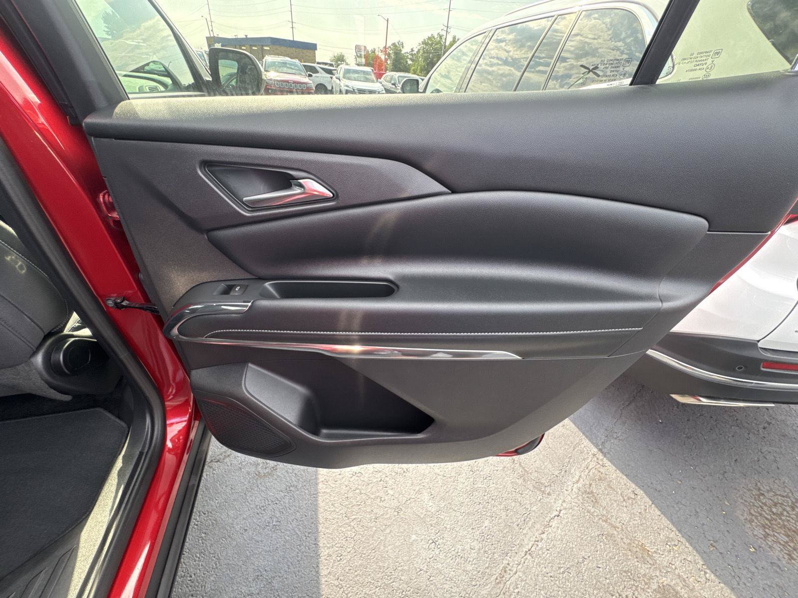 Used 2026 Chevrolet Traverse LT FWD image 16
