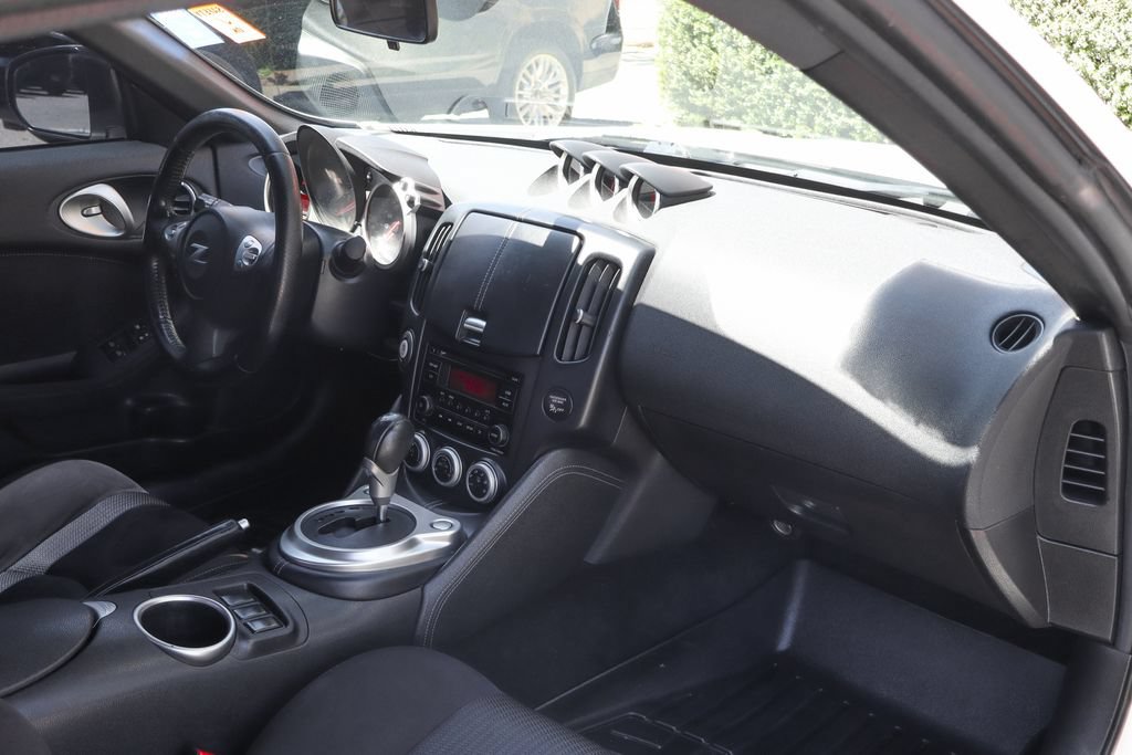 Used 2017 Nissan 370Z Coupe RWD image 31