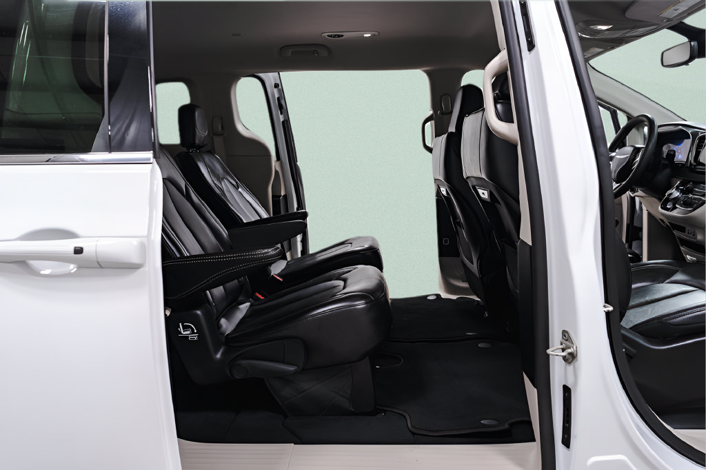 Used 2024 Chrysler Pacifica Touring-L FWD image 32