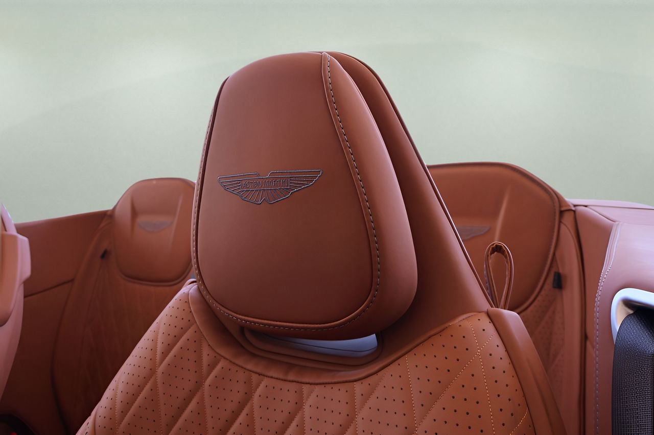 Used 2024 Aston Martin DB12 Convertible image 14