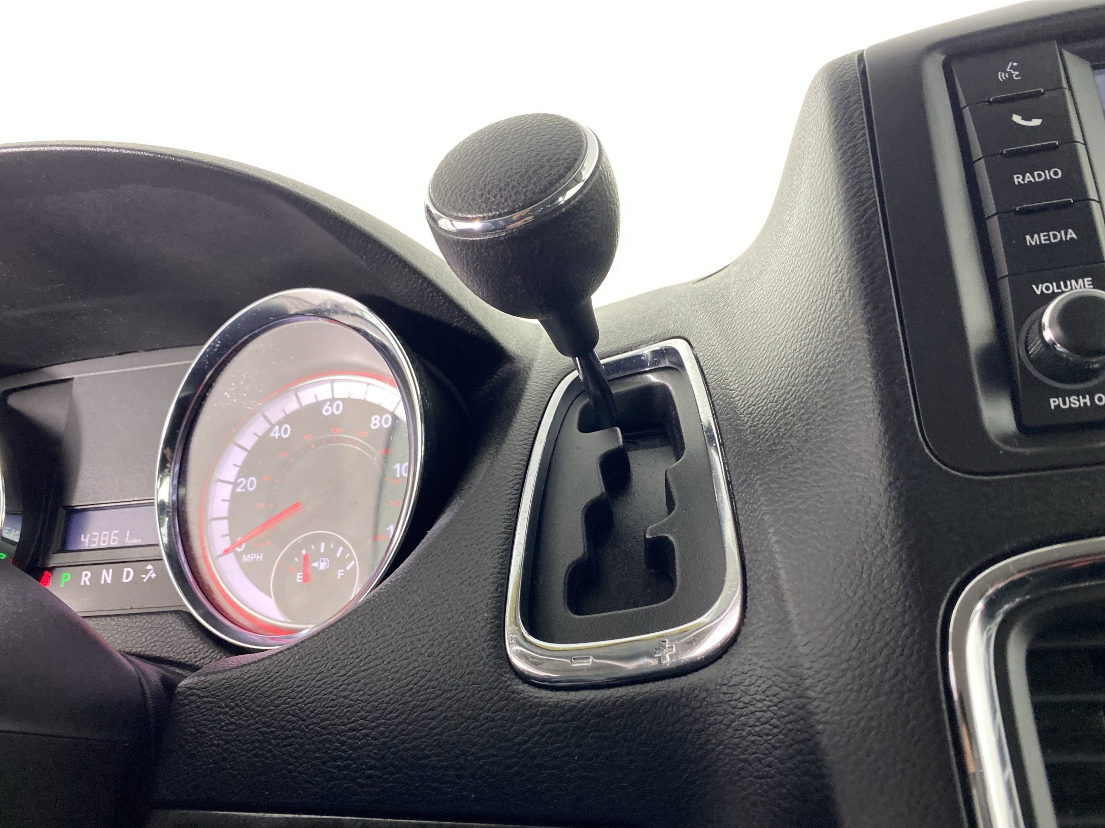 Used 2018 Dodge Grand Caravan SE w/ UConnect Hands-Free Group image 23