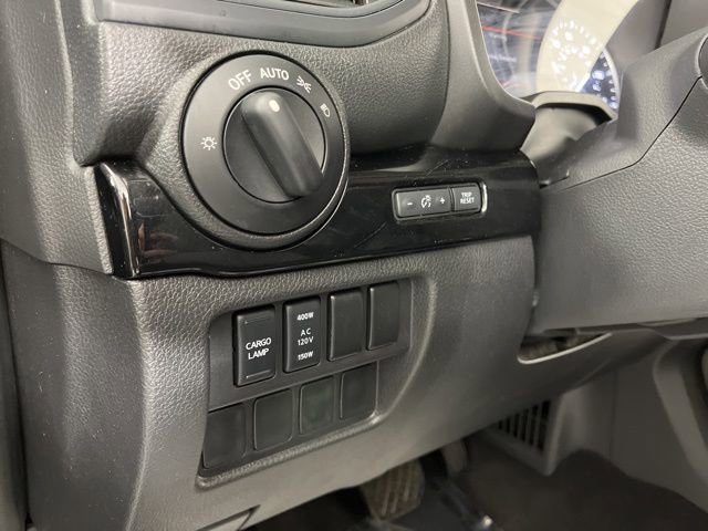 Used 2024 Nissan Titan SV w/ SV Convenience Package image 32