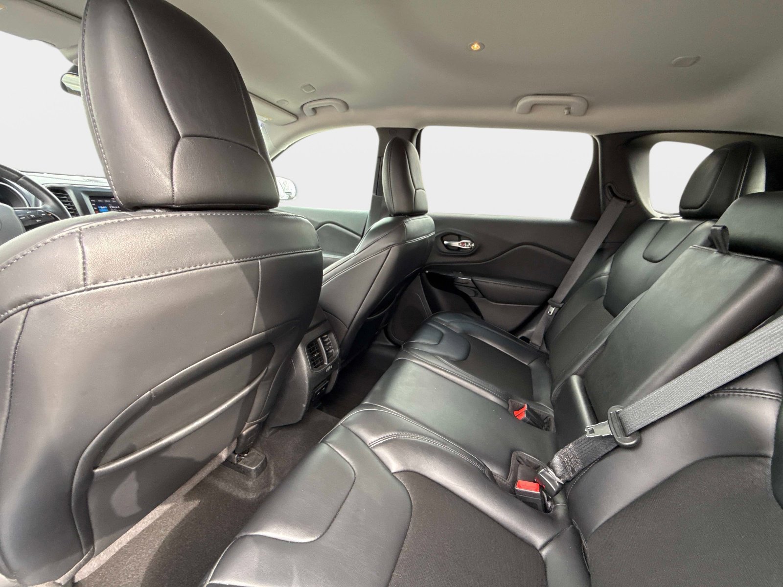 Certified 2020 Jeep Cherokee Latitude Plus w/ Cold Weather Group image 19