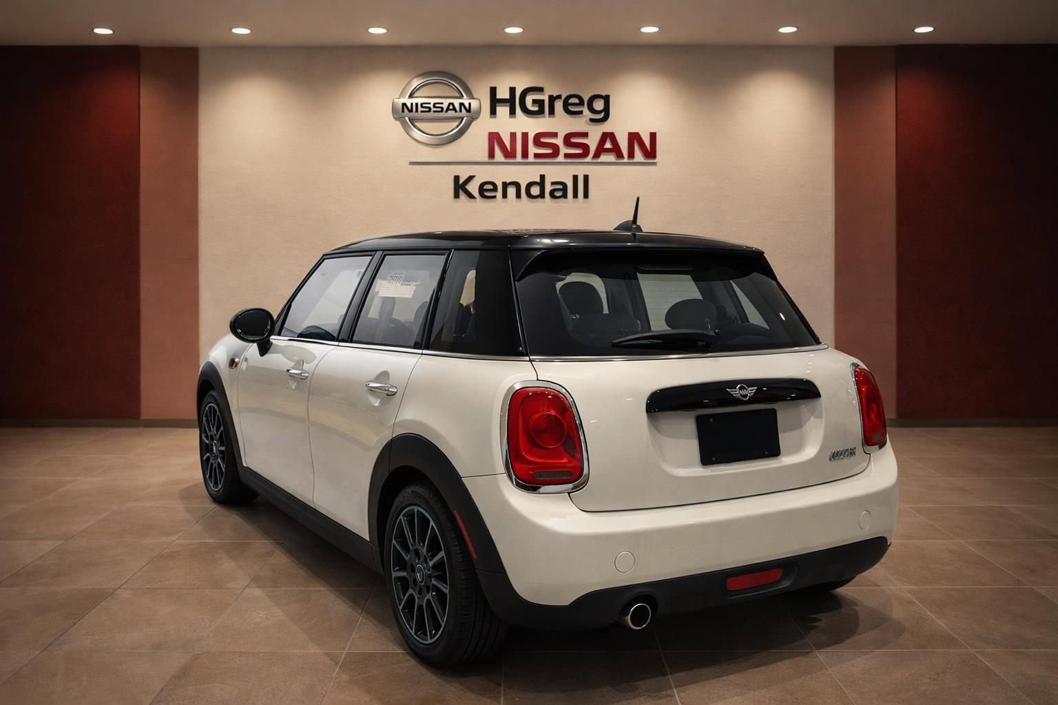 Used 2017 MINI Cooper 4-Door Hardtop image 4
