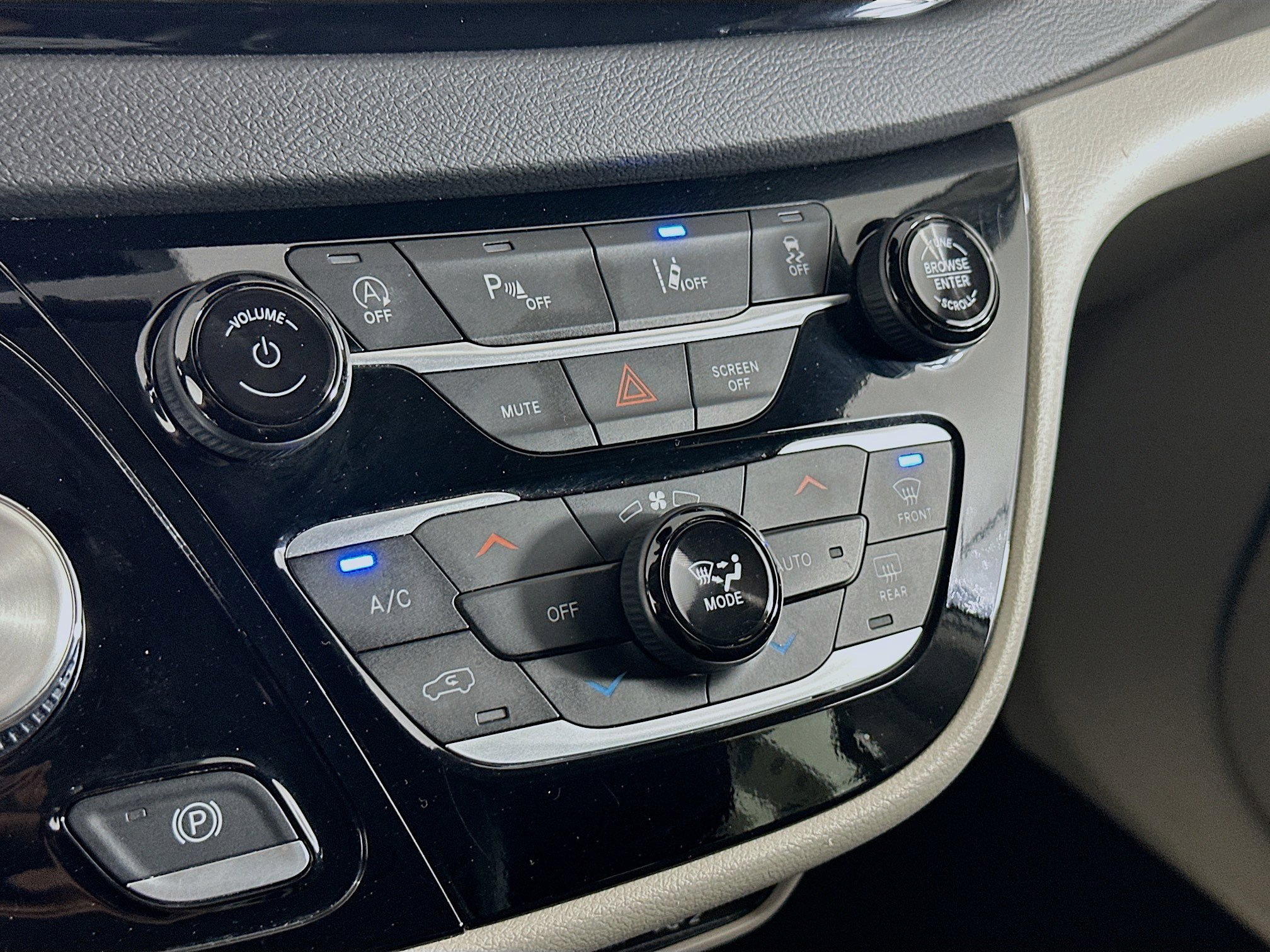 Used 2024 Chrysler Pacifica Touring-L image 22