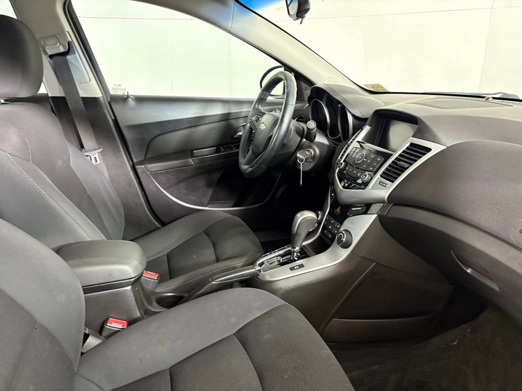 Used 2015 Chevrolet Cruze LT w/ Technology Package image 14