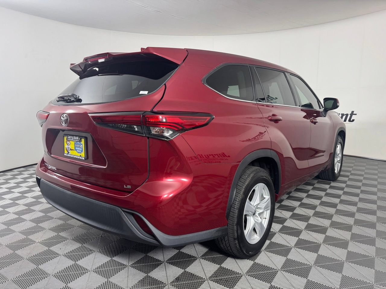 Used 2021 Toyota Highlander LE FWD image 6