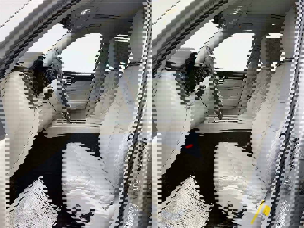 Certified 2023 Volvo XC60 B5 Plus image 9