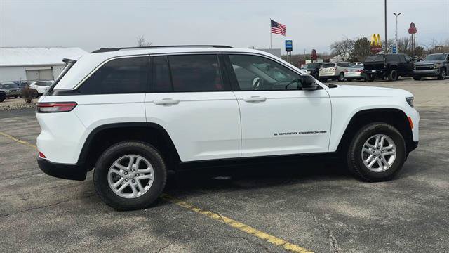 Used 2023 Jeep Grand Cherokee Laredo w/ Luxury Tech Group I AWD/4WD image 9