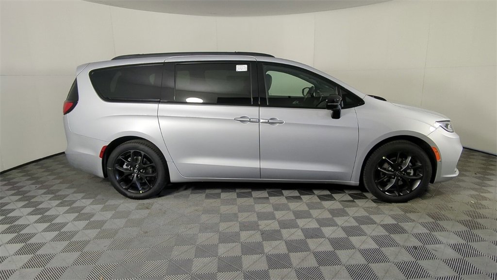 New 2026 Chrysler Pacifica Limited w/ Uconnect Theater Family Group image 4