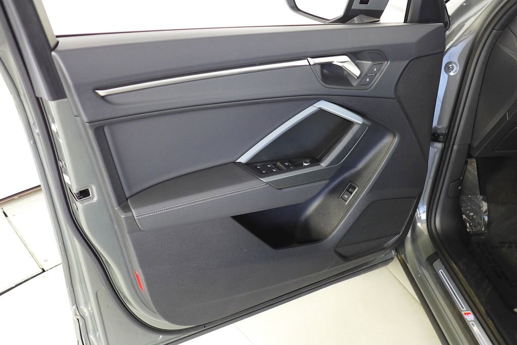 Used 2025 Audi Q3 2.0T Premium w/ Black Optic Sport Package image 11