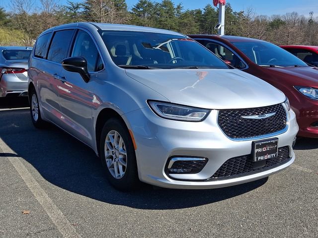 Used 2024 Chrysler Pacifica Touring-L image 5