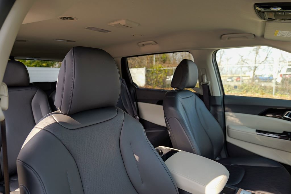 Used 2024 Kia Carnival EX image 38