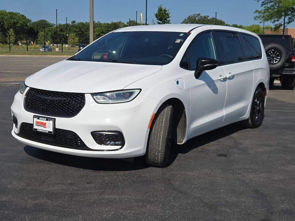 Certified 2024 Chrysler Pacifica Limited FWD image 4