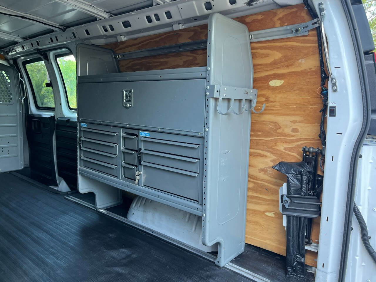 Used 2013 Chevrolet Express 3500 Extended RWD image 17