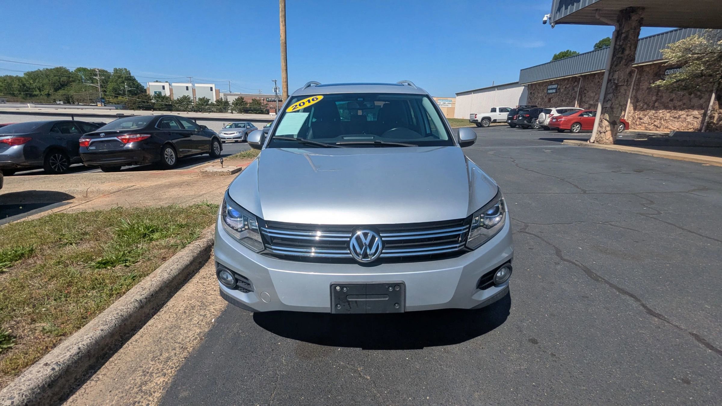 Used 2016 Volkswagen Tiguan SE image 2