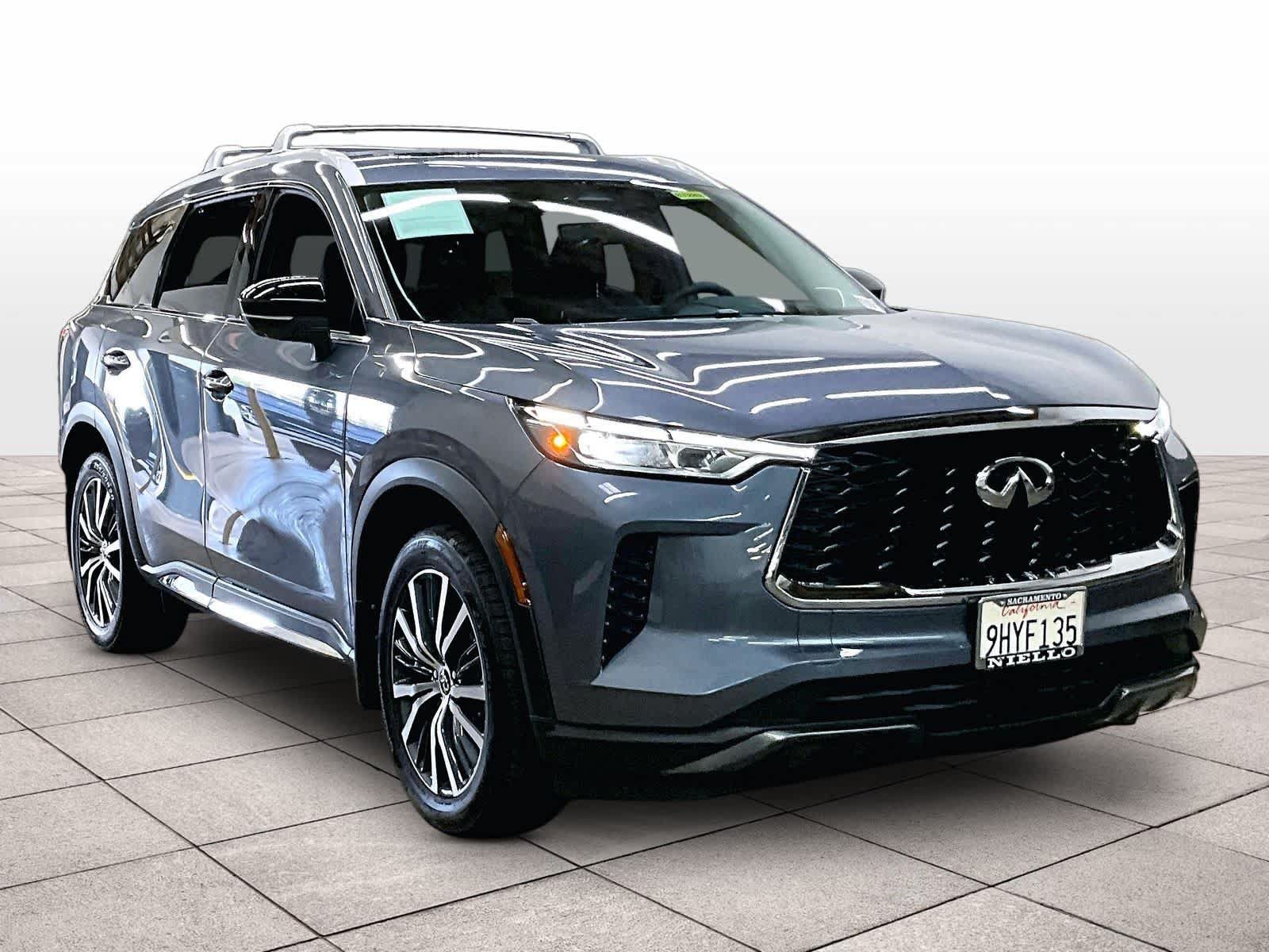 Used 2023 INFINITI QX60 Sensory w/ Vision Package AWD/4WD image 2