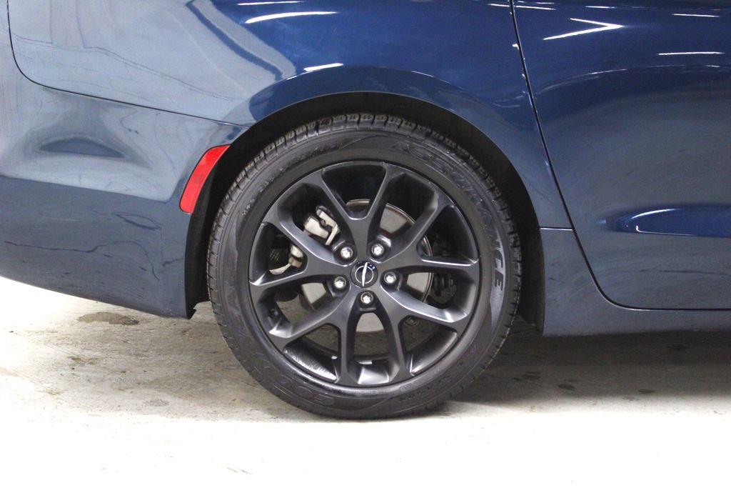 Used 2025 Chrysler Pacifica Limited image 43