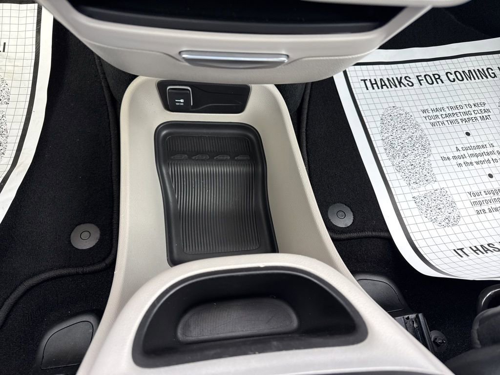 Used 2024 Chrysler Pacifica Touring-L image 37