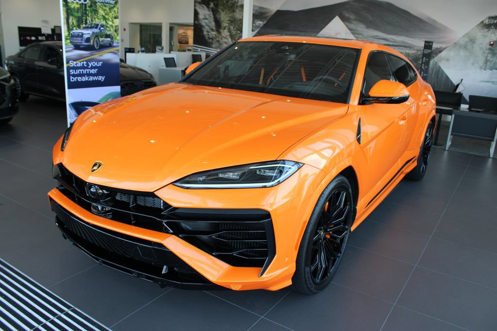 Used 2025 Lamborghini Urus SE AWD/4WD image 2