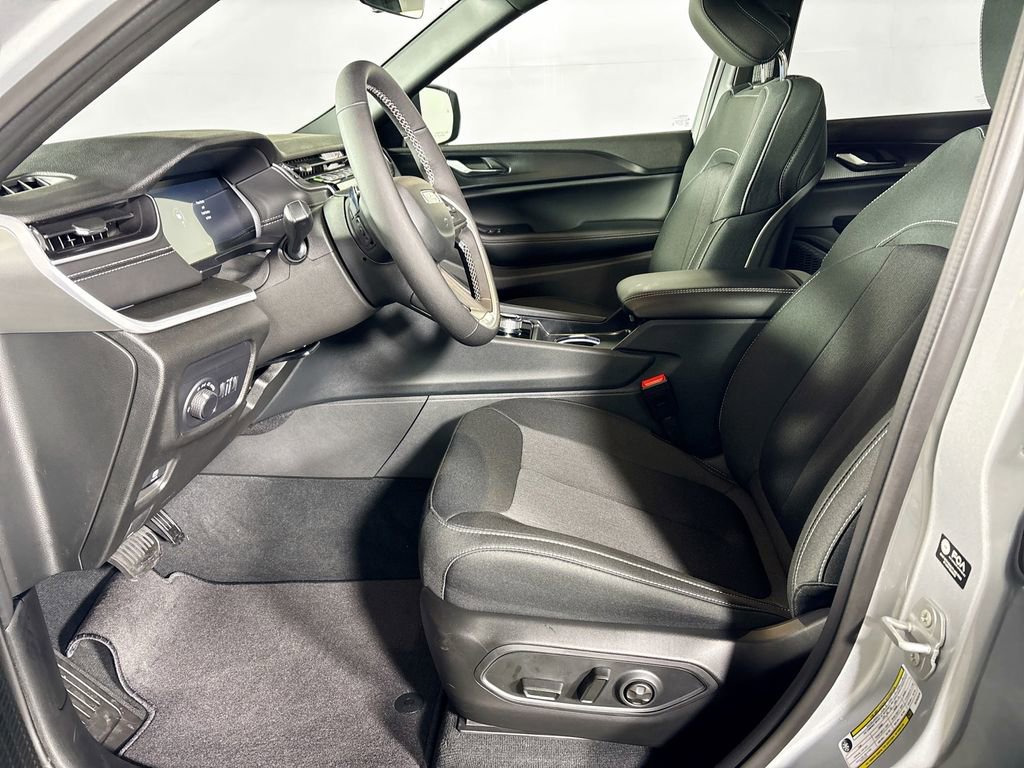 New 2025 Jeep Grand Cherokee Laredo w/ Luxury Tech Group I image 11