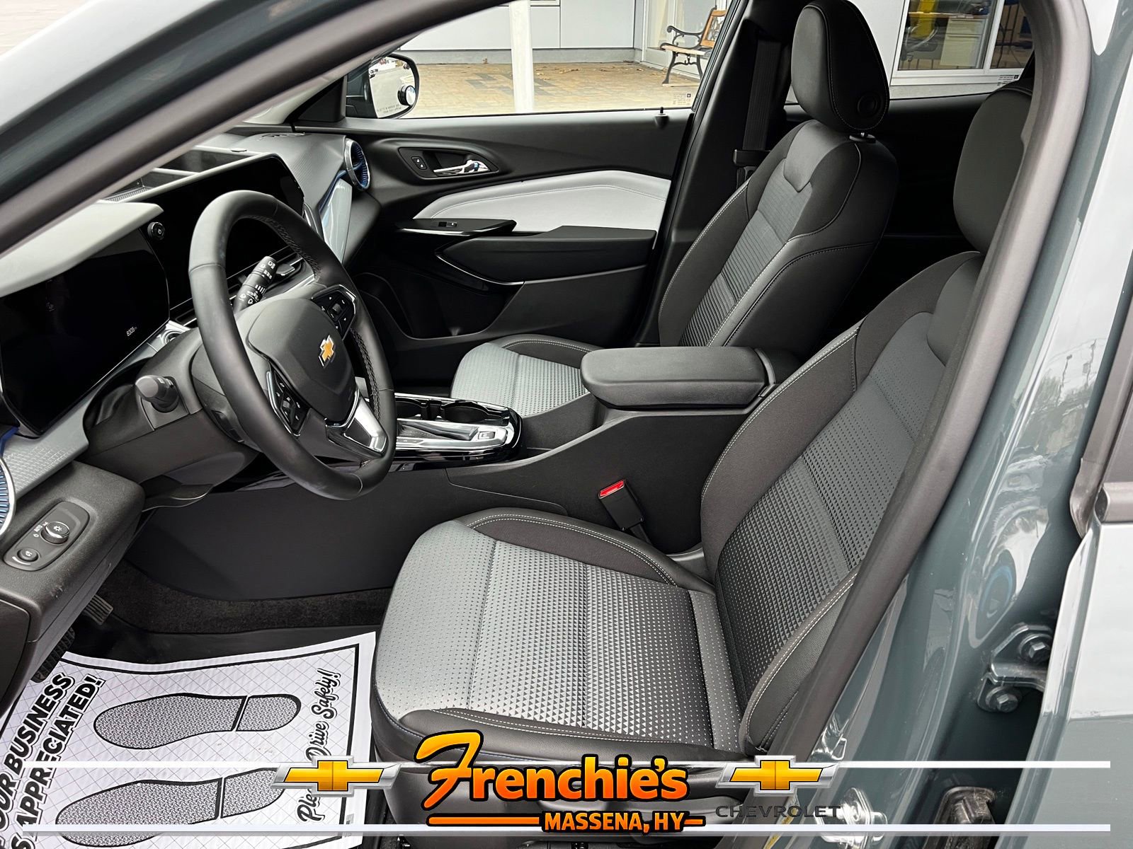 Used 2025 Chevrolet Trax LT w/ LT Convenience Package FWD image 11