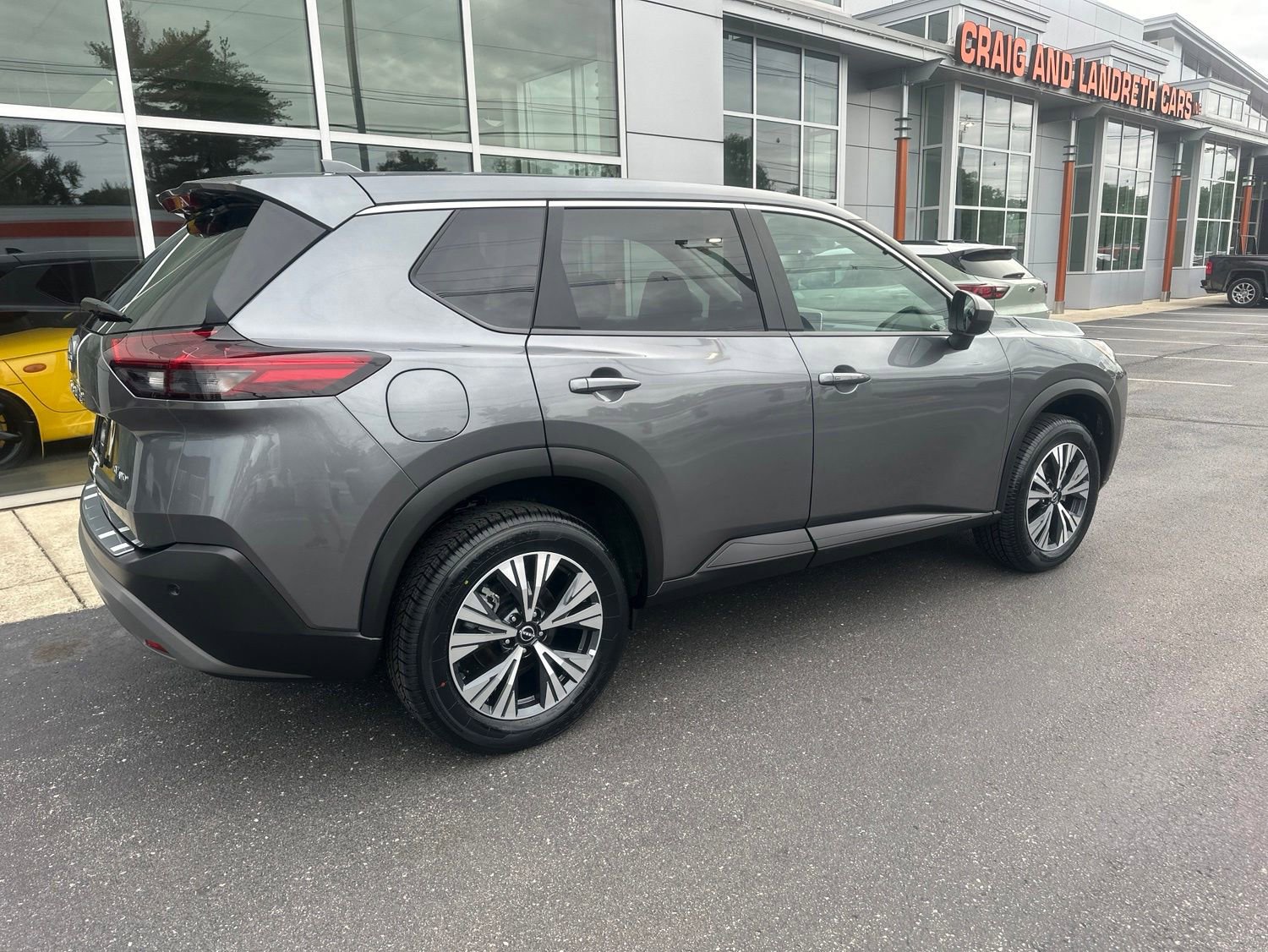 Used 2023 Nissan Rogue SV AWD/4WD image 3