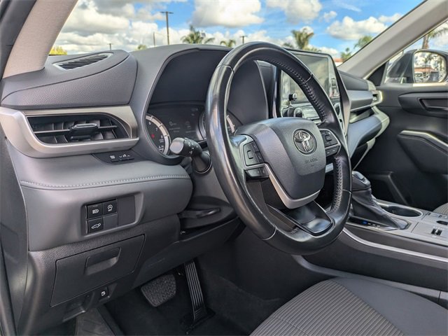 Used 2023 Toyota Highlander LE image 9