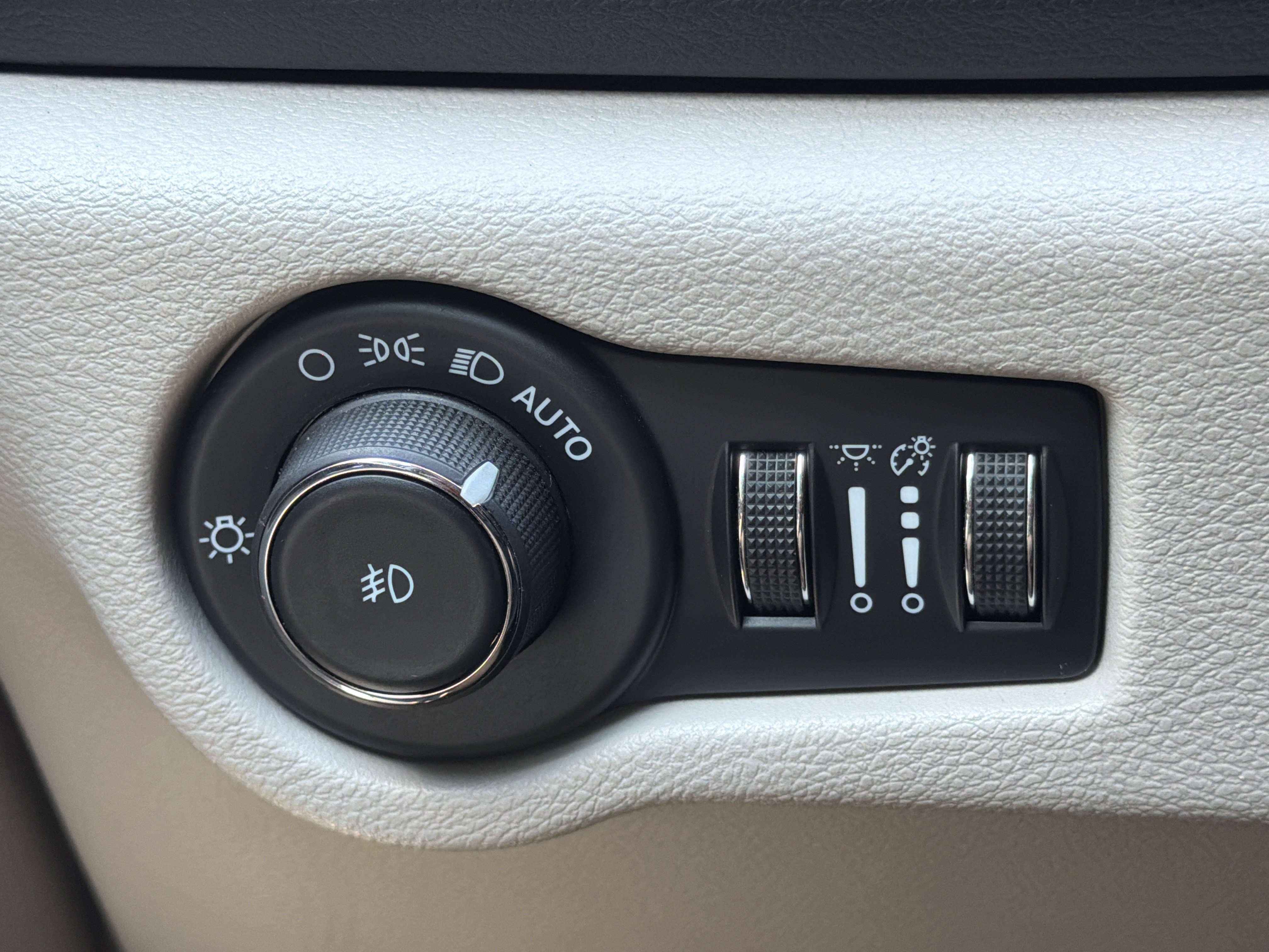 Used 2024 Chrysler Pacifica Touring-L FWD image 13