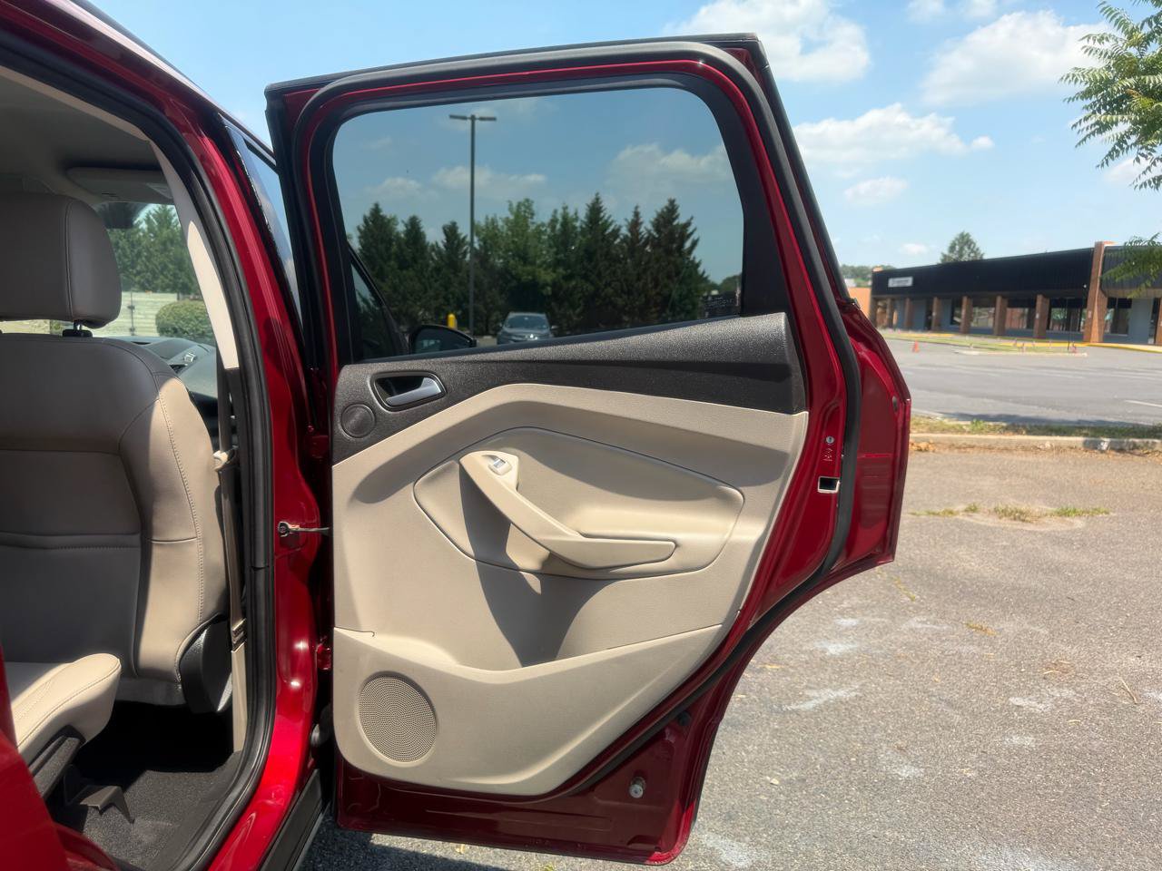 Used 2017 Ford Escape SE w/ SE Leather Comfort Package AWD/4WD image 22