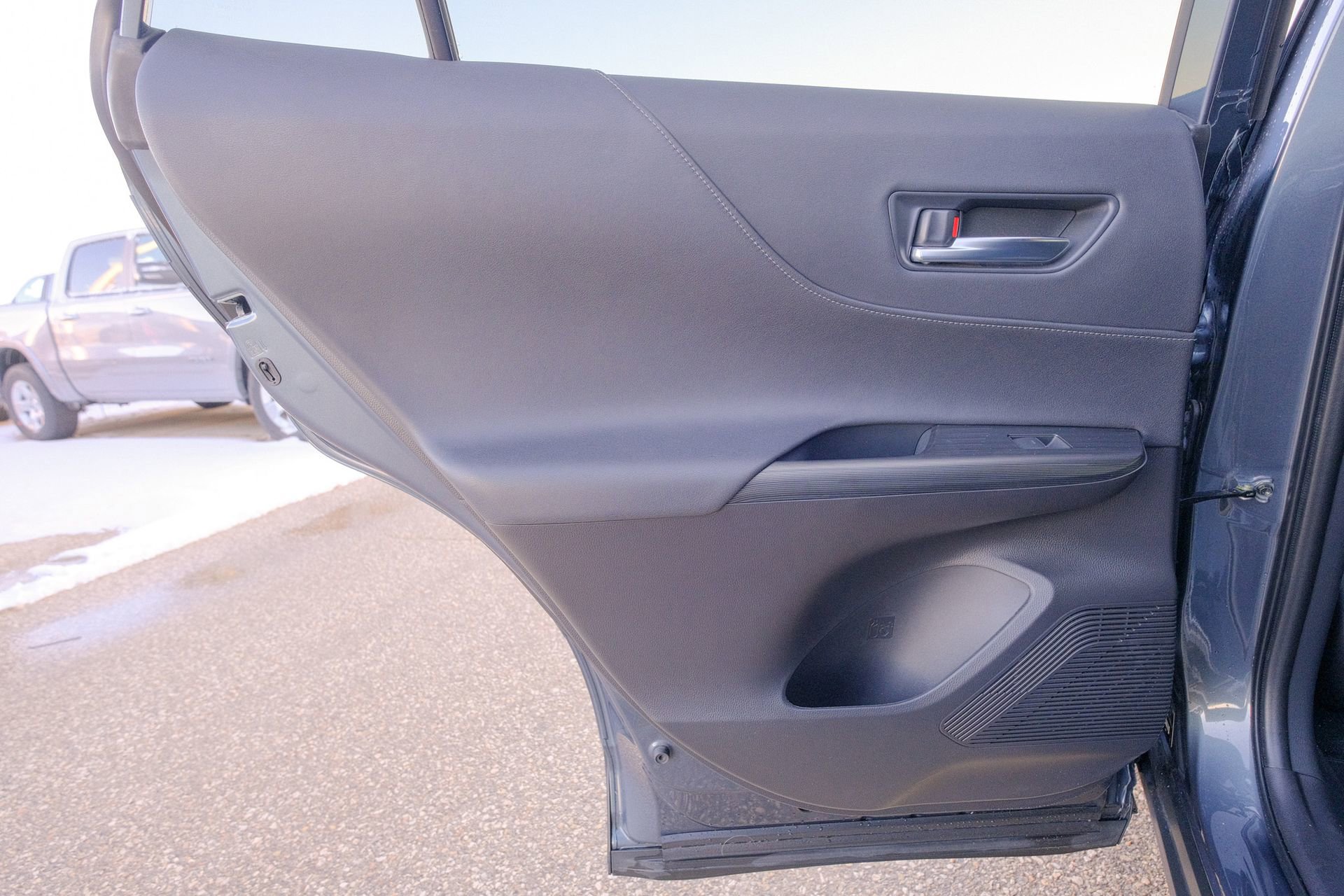 Used 2023 Toyota Venza XLE image 29