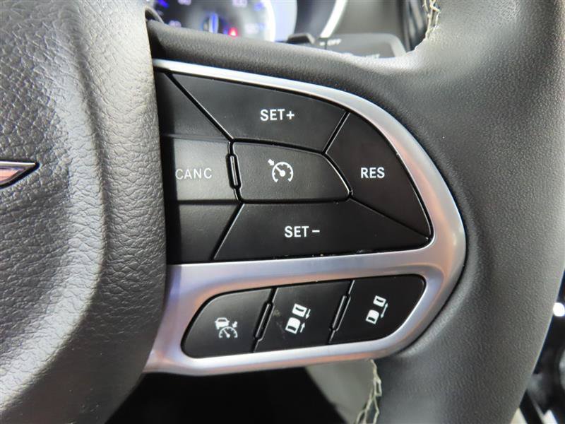 Used 2023 Chrysler Pacifica Touring-L FWD image 21